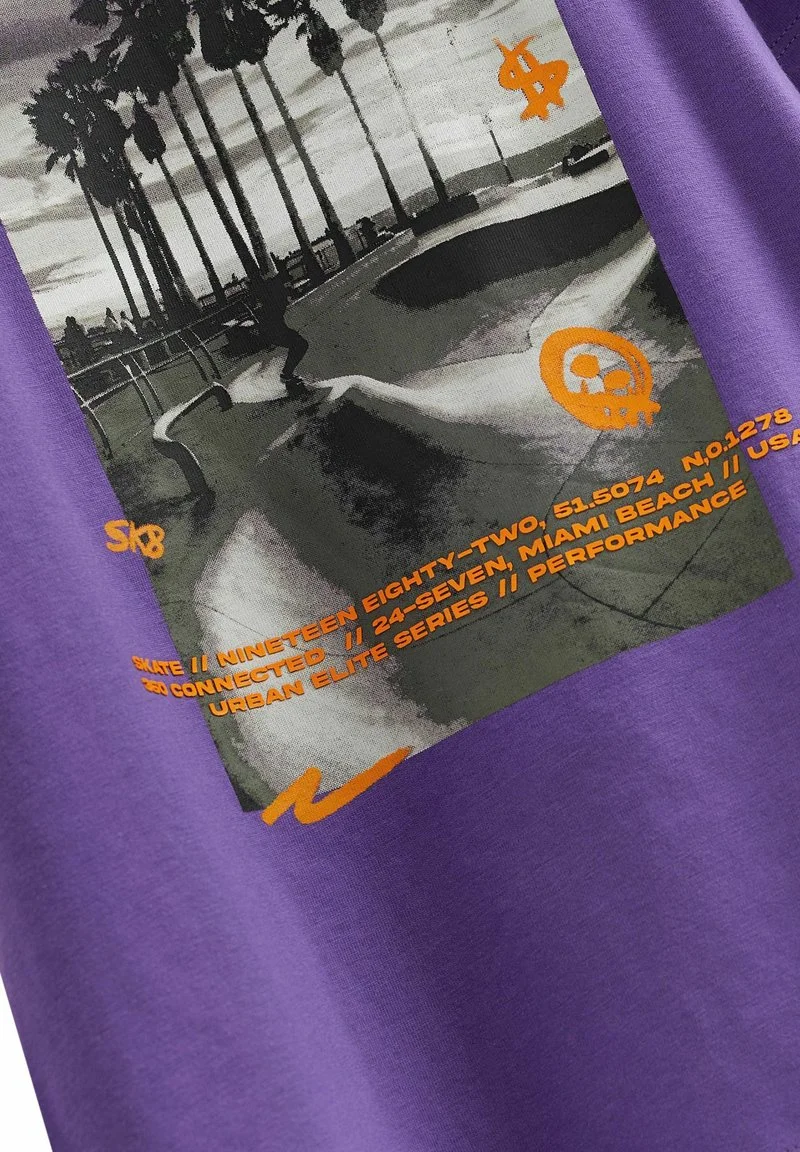 Next SHORT SLEEVE GRAPHIC - T-Shirt Print - Purple Photo Skate 5 Next SHORT SLEEVE GRAPHIC - T-Shirt Print - Purple Photo Skate – Bild 3