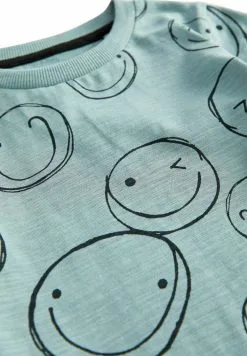 Next SHORT SLEEVE ALL OVER PRINT - T-Shirt Print - Teal Blue Smile Faces 10 Next SHORT SLEEVE ALL OVER PRINT - T-Shirt Print - Teal Blue Smile Faces -Oberbekleidung Verkäufe 3a43be984e7e4a999e6adba422668c83